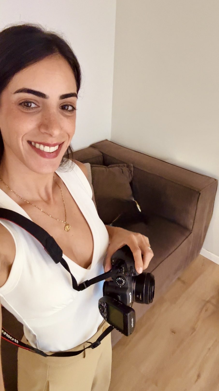 בראל מחייכת עם המצלמה שלה